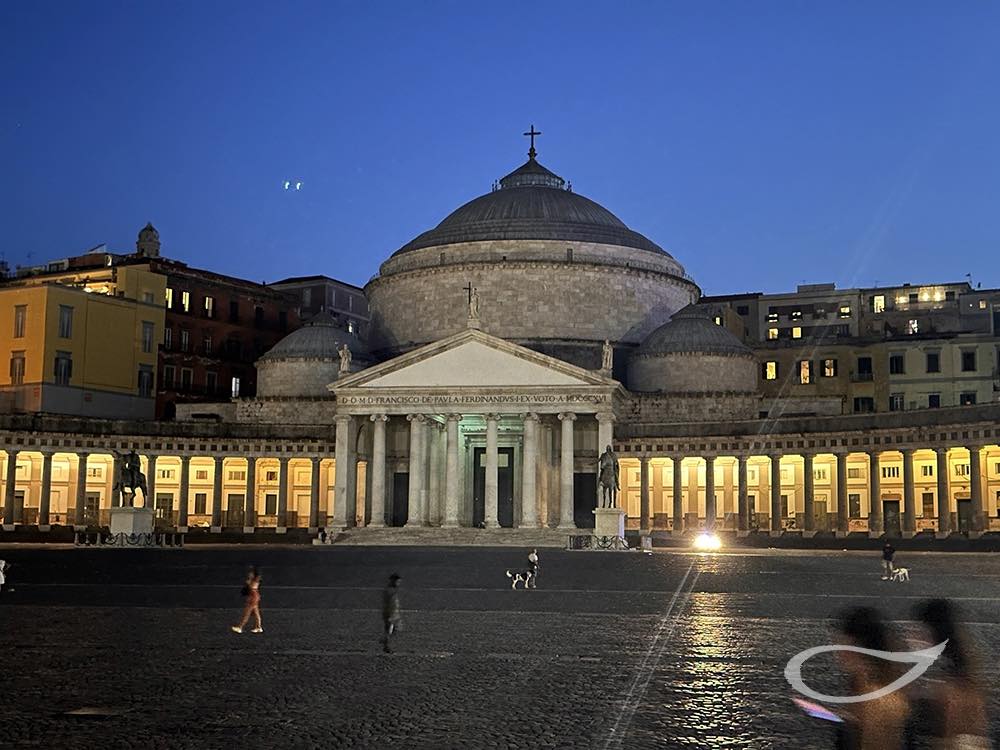 Innerstädtischer Pizzastein: Piazza del Plebiscito, Neapel